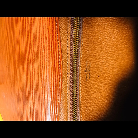 LV clutch in Epi Leather sold ❌luxonlinecanadafbpage - Picture 5 of 13